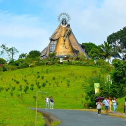 Regina Rica Rosarii statue